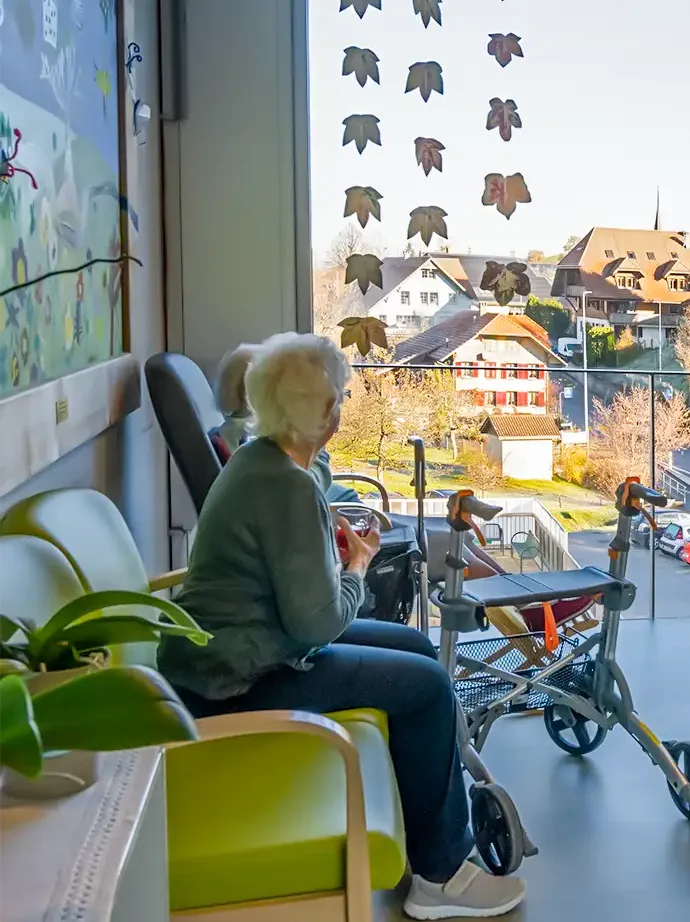 Bewohnerinnen und Bewohner verbringen den Nachmittag zusammen